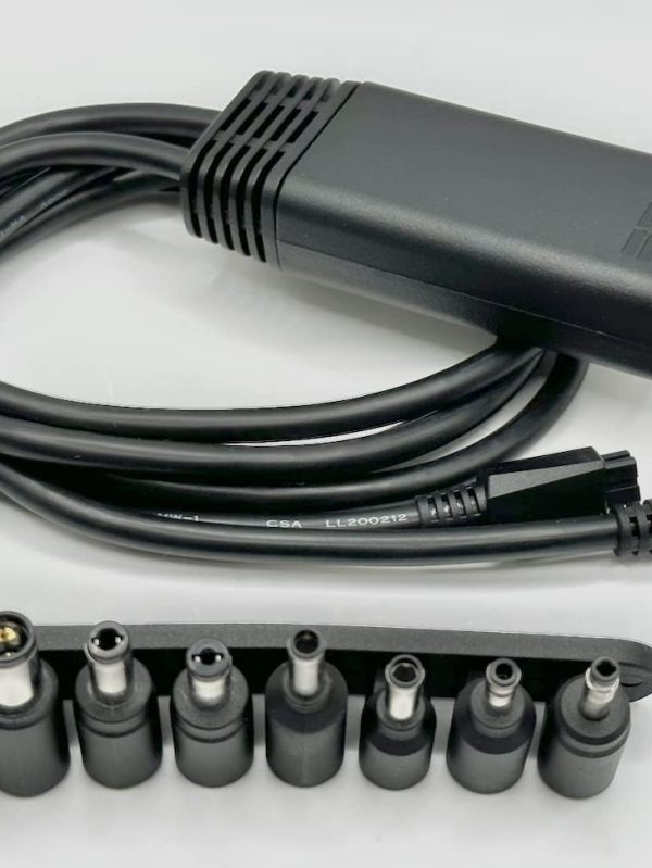 تقسیم‌کننده برق شرکت NCS Technologies به‌همراه ۸ آداپتور نوک برق با اندازه‌های N1، N3، N4، N11، N13، N14، N24 و N29