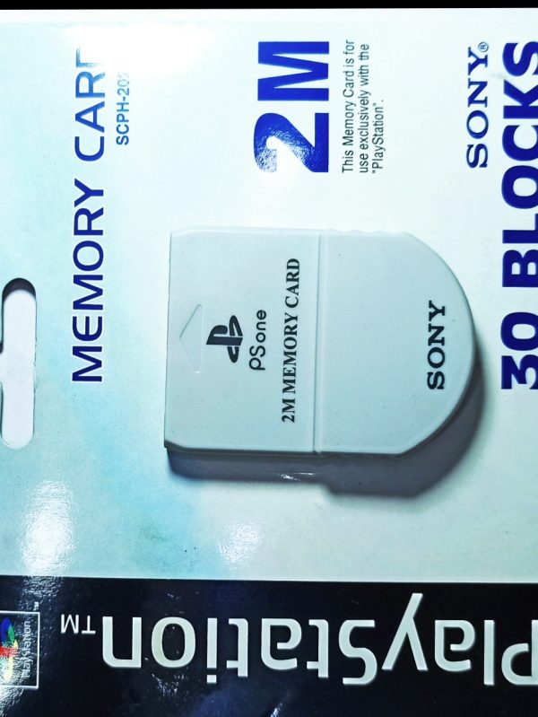 استیشن™ دستورالعمل استفاده لطفا برای استفاده بهتر از کارت حافظه، این منو را با دقت مطالعه کنید. وارد کردن/ذخیره کردن داده‌ها کارت حافظه را در یکی از «شکاف‌های کارت حافظه» بالای پورت‌های دسته پلی‌استیشن خود قرار دهید. گزینه «کارت حافظه» را از منوی بازی انتخاب کنید. با دنبال کردن دستورالعمل‌های روی صفحه، داده‌ها را وارد کنید. کپی/پاک کردن داده‌ها کپی دو کارت حافظه را در شیار شماره ۱ و شماره ۲ قرار دهید، مطمئن شوید که بدون دیسک سی دی است، را انتخاب کنید گزینه "کپی" از منو کارت ۱ و کارت ۲ تمام داده‌ها را به طور جداگانه به شما نشان می‌دهند. خروج: برای پایان دادن به بازی و بازگشت به گزینه دیگر 2M کپی برای گزارش داده‌ها به منظور ذخیره آنها کپی کردن همه برای کپی کردن تمام داده‌ها حذف برای پاک کردن یکی از داده‌های بازی تمام برنامه‌ها با دکمه "0" جوی‌استیک اجرا می‌شوند. یادداشت ها: کارت حافظه ۲ مگابایتی ۳۰ بلوک را ذخیره می‌کند. مانیتور فقط ۱۵ بلوک را نشان می‌دهد، اما وقتی دکمه‌های L1 و L2 (یا دکمه‌های R1 و R2) را همزمان فشار دهید، ۱۵ بلوک آخر نمایش داده می‌شود. کارت نباید از پلی‌استیشن خارج شود یا دستگاه خاموش شود. در غیر این صورت، داده‌های کارت خراب می‌شوند. کارت حافظه خود را در معرض میدان‌های مغناطیسی یا تجهیزات اشعه ایکس قرار ندهید، زیرا ممکن است محتویات آن پاک شود. «سونی» علامت تجاری ثبت شده شرکت سونی است پیام ها و "PlayStation" علائم تجاری Sony Computer Entertainment Inc هستند