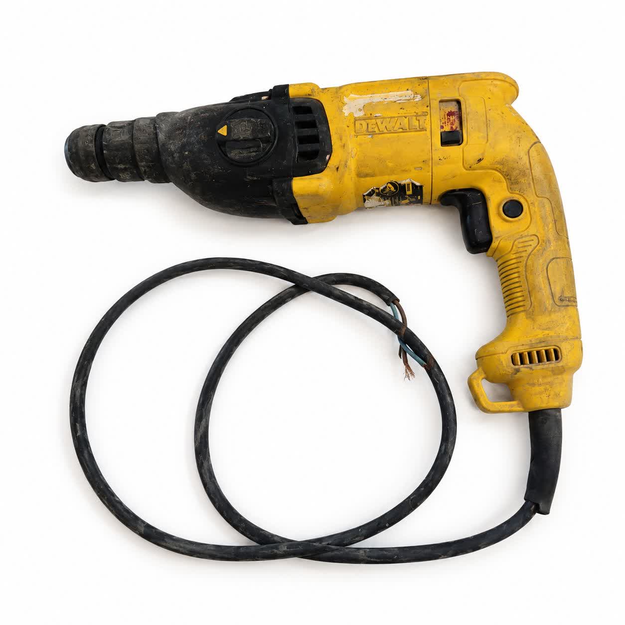 دریل چکشی سیمی دیوالت DEWALT استوک با بدنه زرد و مشکی